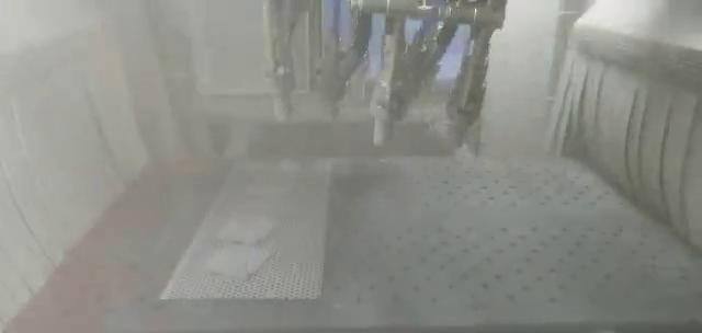 自動(dòng)履帶輸送式噴砂機工作視頻